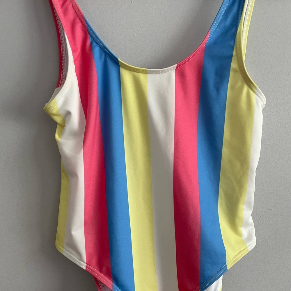 💛💗💙 One piece swimsuit, never worn 💛💗💙Maillot de bain jamais porté